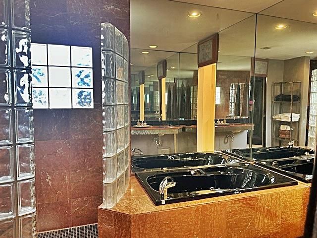 1710 Dorchester Drive, Nichols Hills, OK 73120