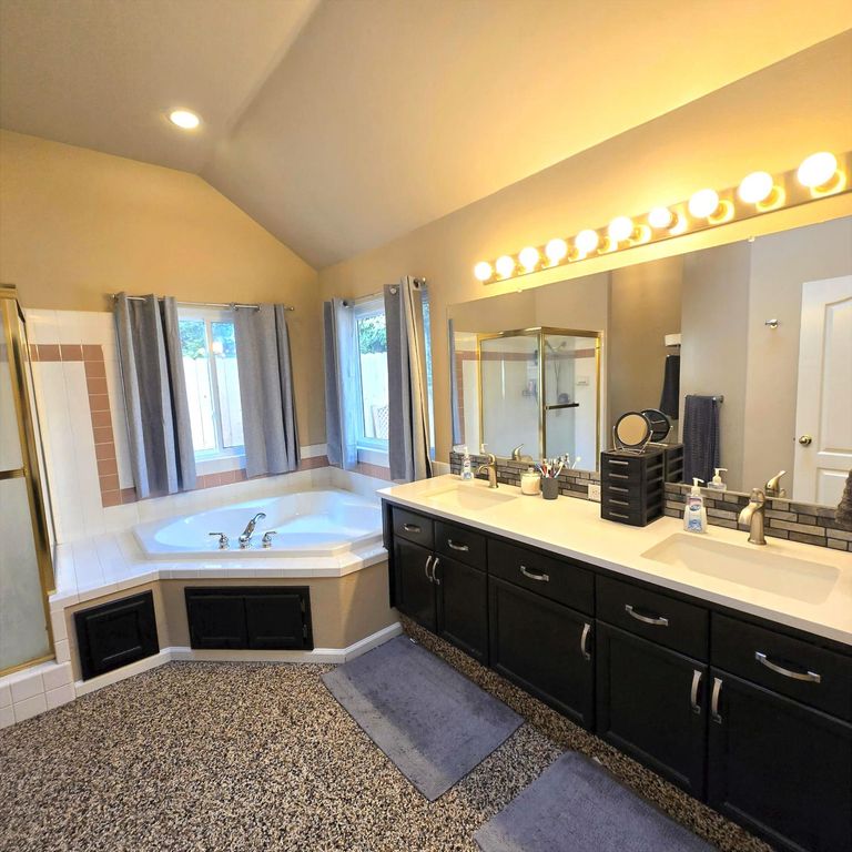 Image 17 of property listing at 2230 E Ryan Avenue, Fresno, CA 93720