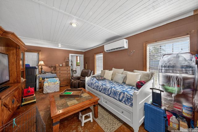 155 County Road 6712, Natalia, TX 78059