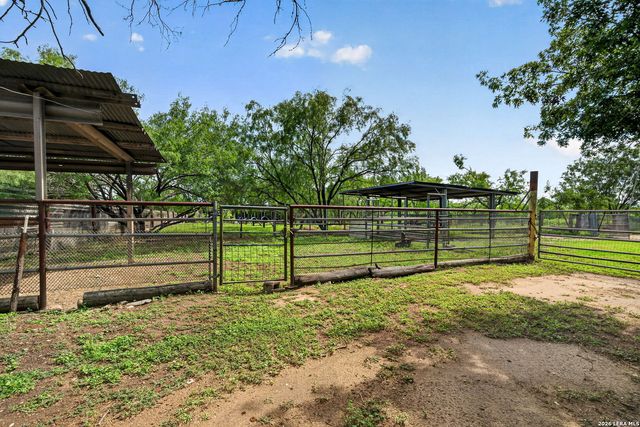 155 County Road 6712, Natalia, TX 78059