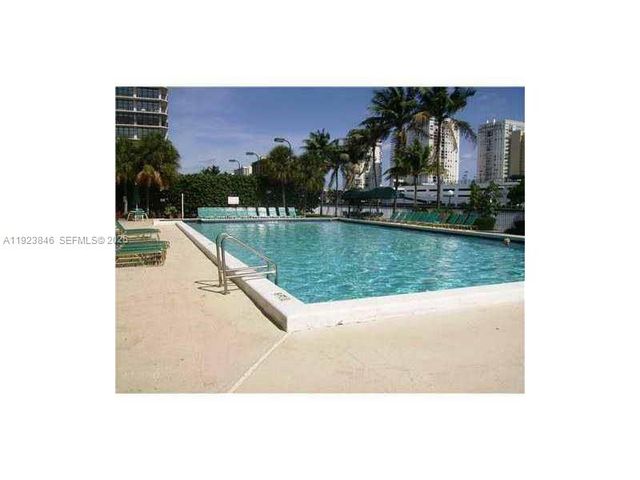 800 Parkview Dr 124, Hallandale Beach, FL 33009