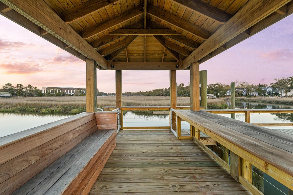 Image 4 of property listing at 118 Collins Hill Lane, Charleston, SC 29492