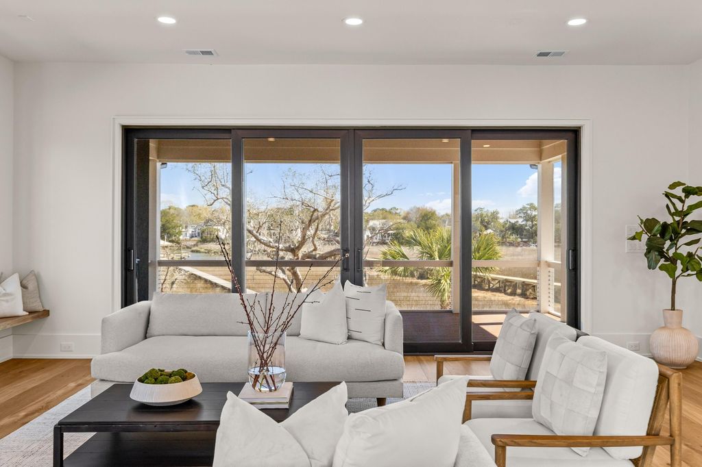 Image 8 of property listing at 118 Collins Hill Lane, Charleston, SC 29492