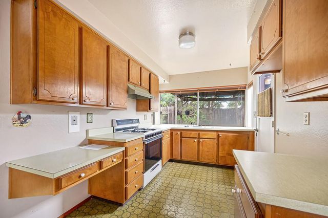 7828 Rockhurst Way, Sacramento, CA 95828