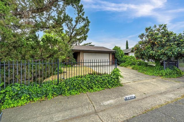 7828 Rockhurst Way, Sacramento, CA 95828