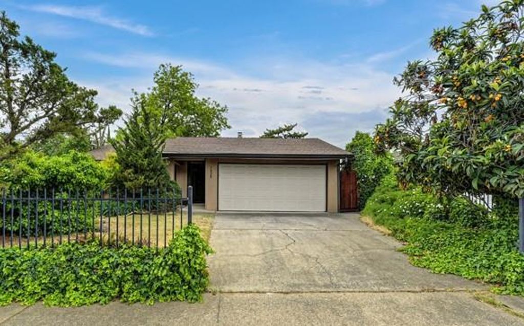 7828 Rockhurst Way, Sacramento, CA 95828