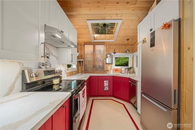 230 S 219th Street, Normandy Park, WA 98198
