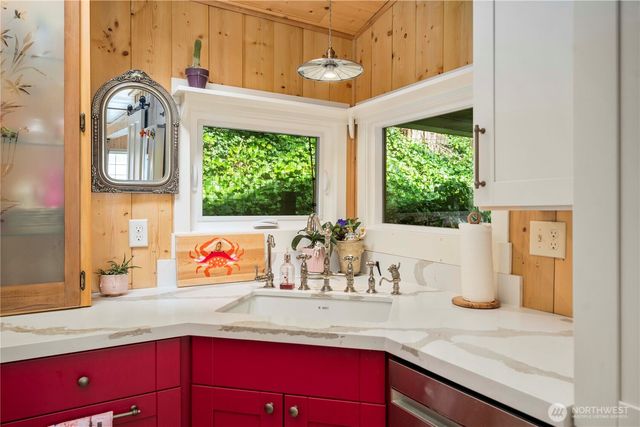 230 S 219th Street, Normandy Park, WA 98198