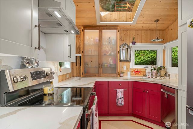 230 S 219th Street, Normandy Park, WA 98198
