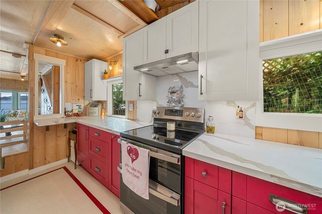 230 S 219th Street, Normandy Park, WA 98198