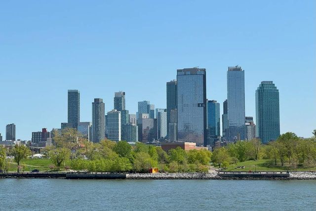424 E 52nd St Apt 2A, New York City, NY 10022