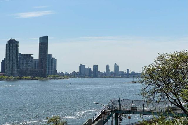 424 E 52nd St Apt 2A, New York City, NY 10022