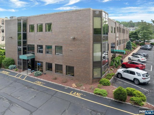 60 Pompton Avenue, Verona, NJ 07044