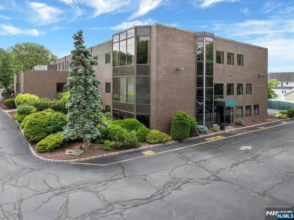 60 Pompton Avenue, Verona, NJ 07044