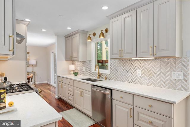 10618 SHADOW LN, Fairfax Station, VA 22039