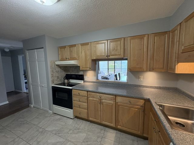 1 Summit Drive 24, Reading, MA 01867