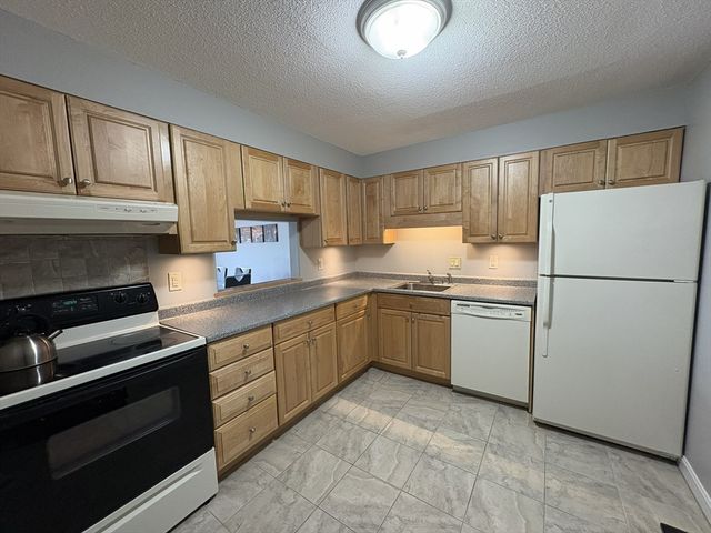 1 Summit Drive 24, Reading, MA 01867