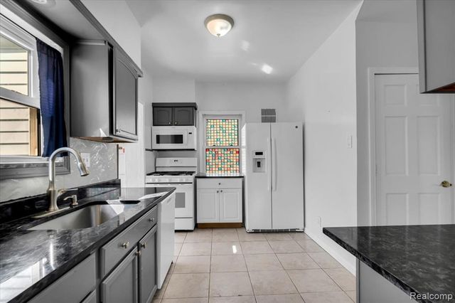 879 Lawrence Street, Detroit, MI 48202