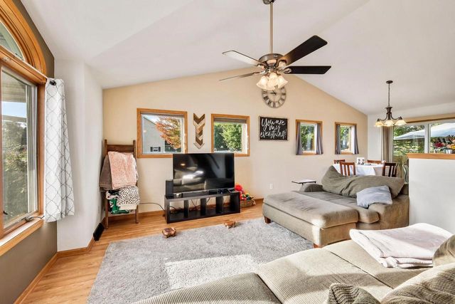 633 Autumn Wood Parkway, Deerfield, WI 53531