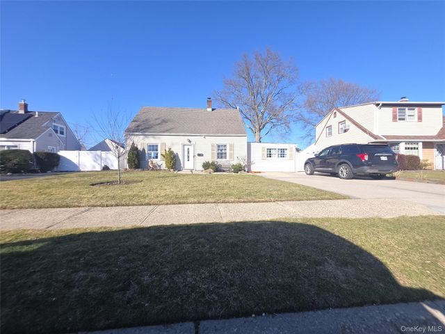 13 Peachtree Lane, Levittown, NY 11756