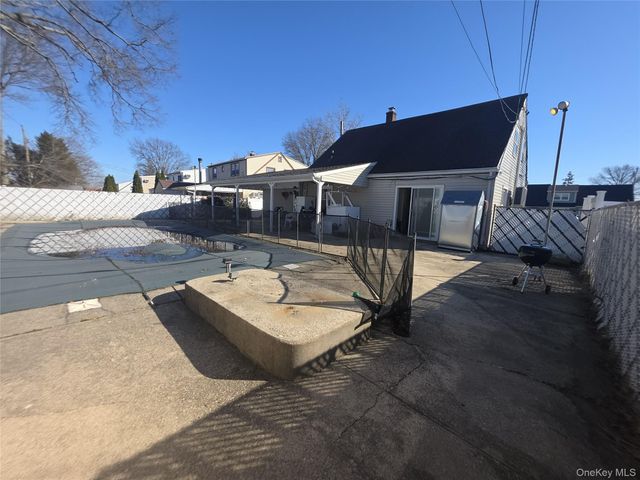 13 Peachtree Lane, Levittown, NY 11756