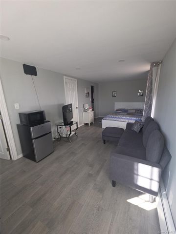 13 Peachtree Lane, Levittown, NY 11756