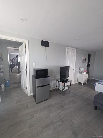 13 Peachtree Lane, Levittown, NY 11756