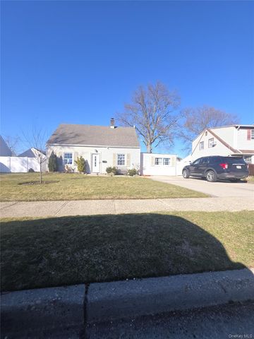 13 Peachtree Lane, Levittown, NY 11756