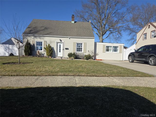 13 Peachtree Lane, Levittown, NY 11756