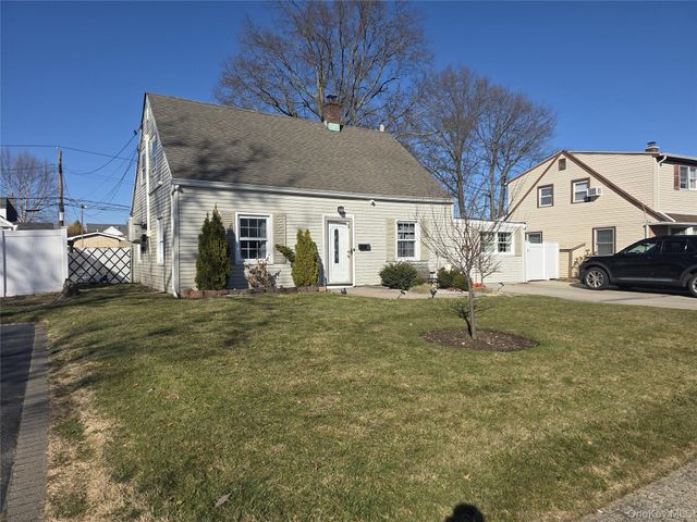 13 Peachtree Lane, Levittown, NY 11756