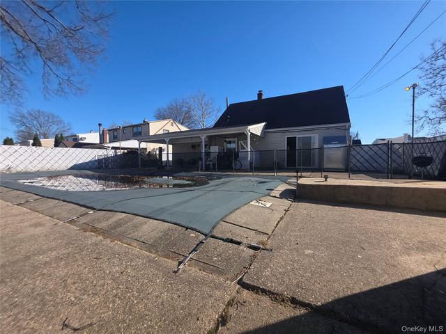 13 Peachtree Lane, Levittown, NY 11756