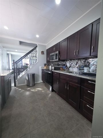 13 Peachtree Lane, Levittown, NY 11756