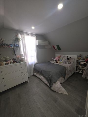 13 Peachtree Lane, Levittown, NY 11756