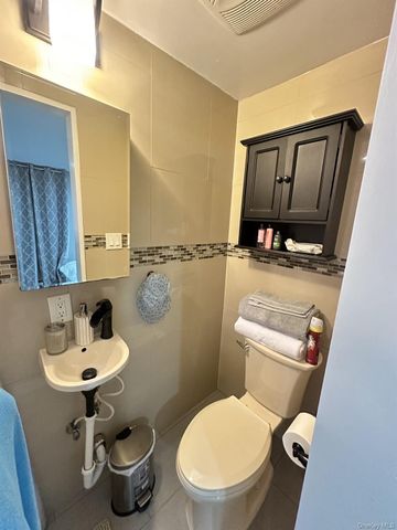 13 Peachtree Lane, Levittown, NY 11756