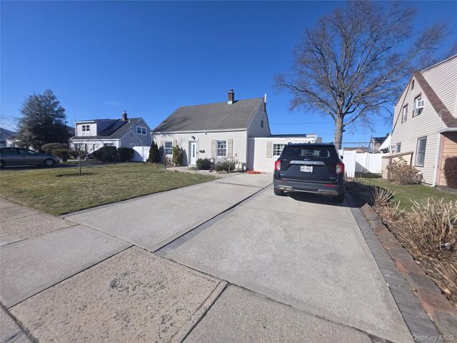 13 Peachtree Lane, Levittown, NY 11756