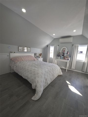 13 Peachtree Lane, Levittown, NY 11756