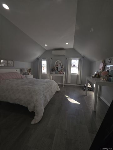 13 Peachtree Lane, Levittown, NY 11756