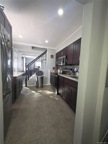 13 Peachtree Lane, Levittown, NY 11756