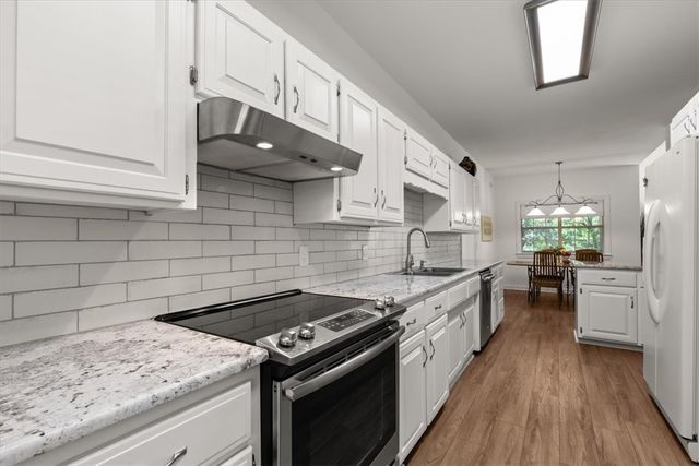 1700 N Applebury Drive, Fayetteville, AR 72701
