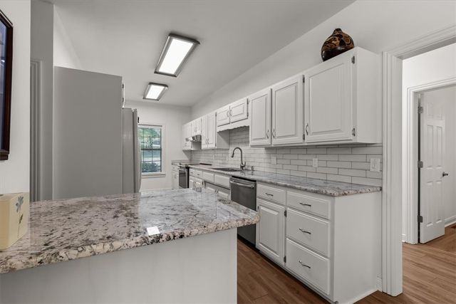 1700 N Applebury Drive, Fayetteville, AR 72701