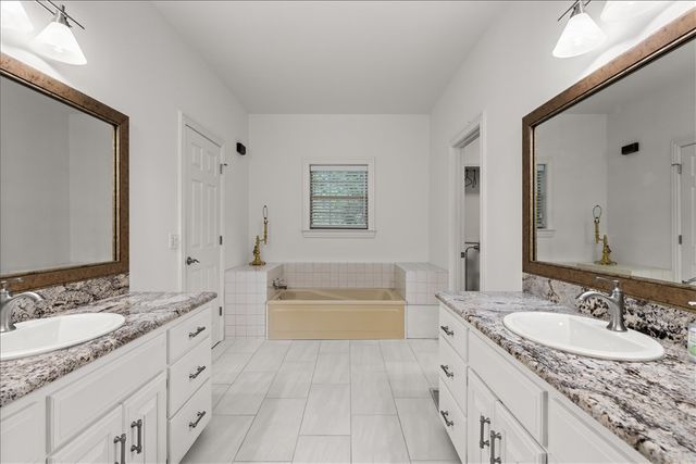 1700 N Applebury Drive, Fayetteville, AR 72701