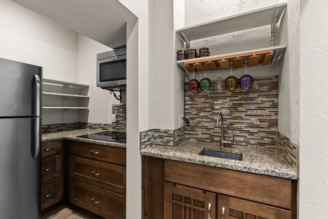1700 N Applebury Drive, Fayetteville, AR 72701