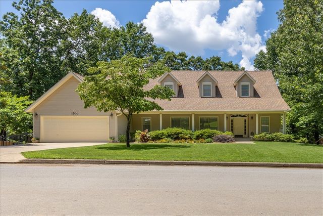 1700 N Applebury Drive, Fayetteville, AR 72701