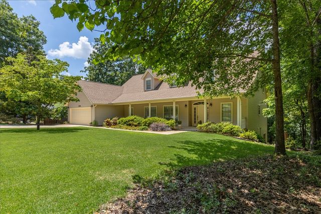 1700 N Applebury Drive, Fayetteville, AR 72701