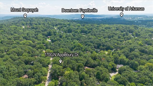 1700 N Applebury Drive, Fayetteville, AR 72701