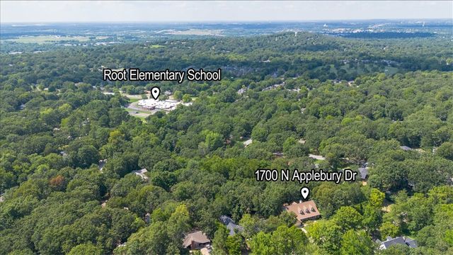 1700 N Applebury Drive, Fayetteville, AR 72701
