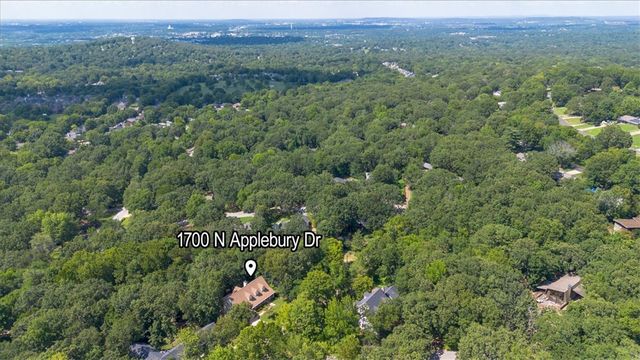 1700 N Applebury Drive, Fayetteville, AR 72701