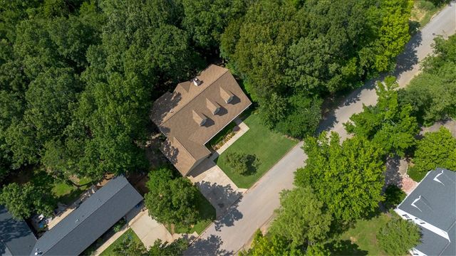 1700 N Applebury Drive, Fayetteville, AR 72701