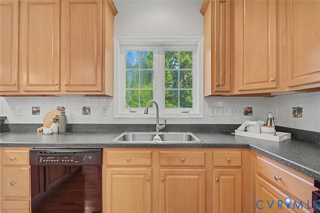 9366 Summer Oak Dr, Mechanicsville, VA 23116