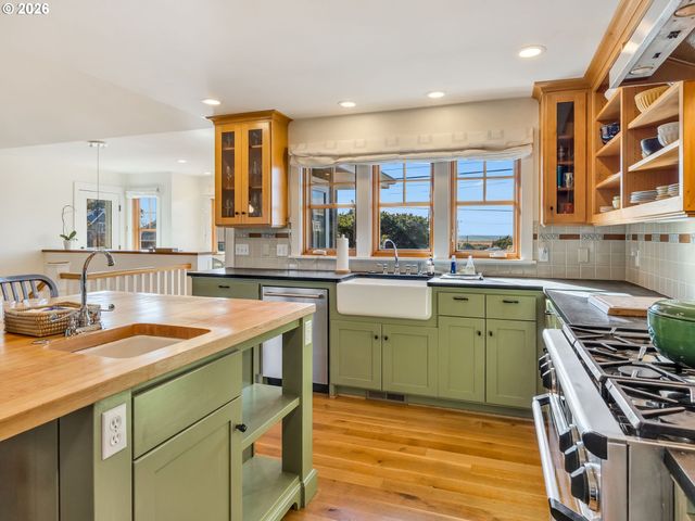 597 N MARION Ave, Gearhart, OR 97138